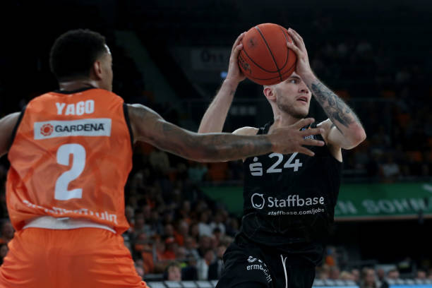 的双重身份 的双重身份